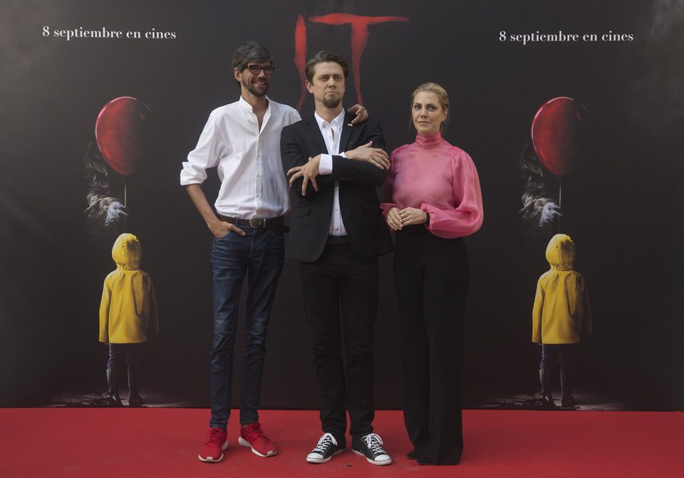 Andy Muschietti, Barbara Muschietti y Javier Botet, muy elegantes en la presentación de 'It' en Madrid