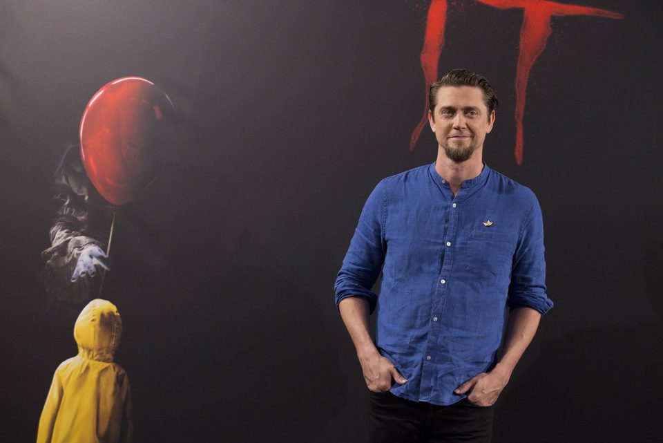 Andy Muschietti posa solo en la presentación de 'It' en Madrid