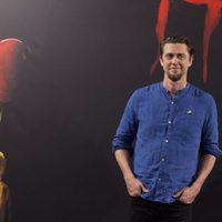 Andy Muschietti posa solo en la presentación de 'It' en Madrid