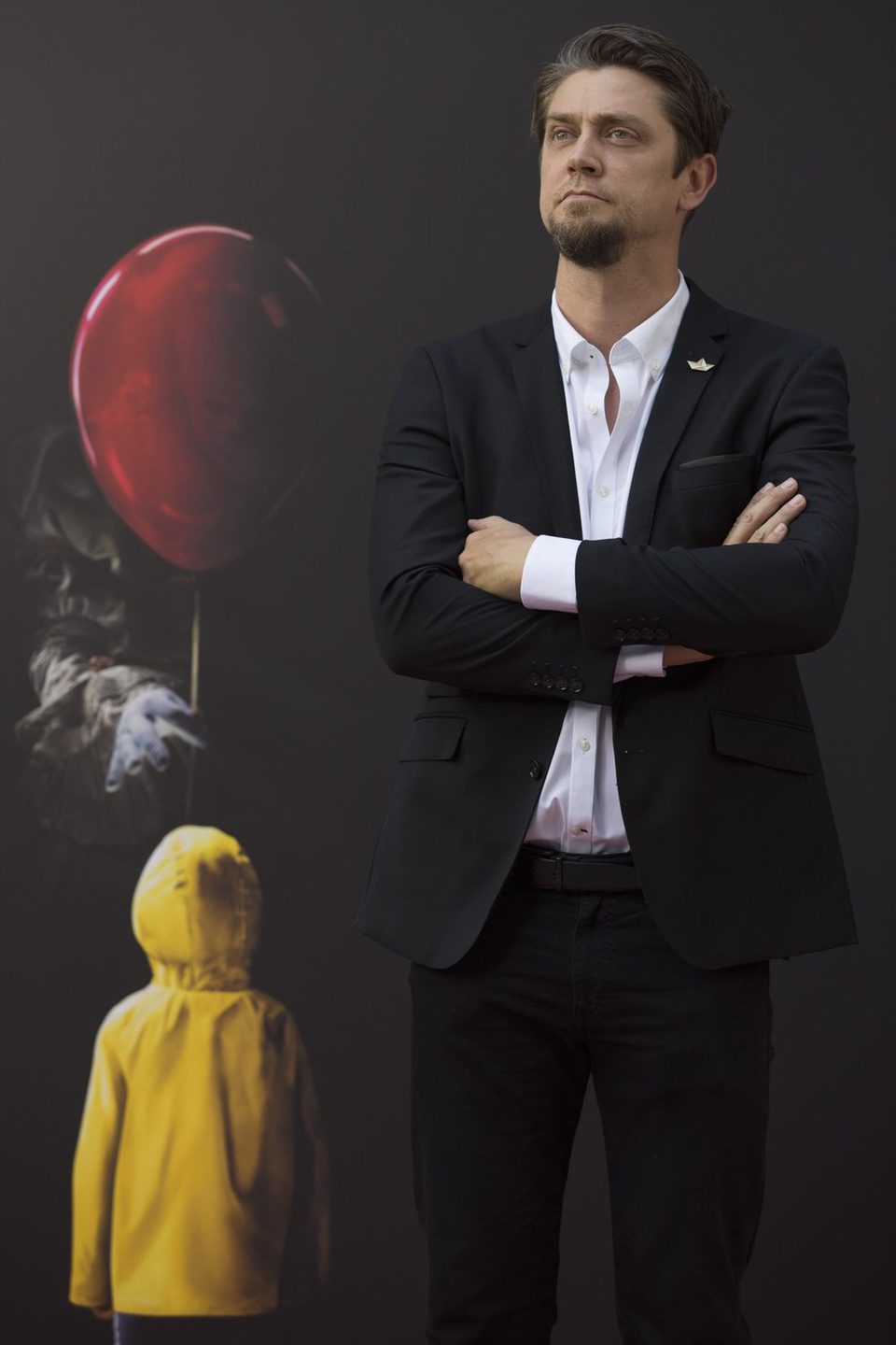 Andy Muschietti posa a lo James Bond en la presentación de 'It' en Madrid