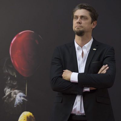 Andy Muschietti posa a lo James Bond en la presentación de 'It' en Madrid