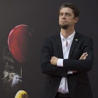 Andy Muschietti posa a lo James Bond en la presentación de 'It' en Madrid