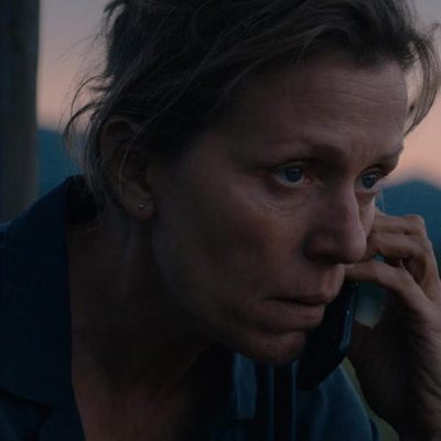 Tres anuncios en las afueras