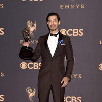 Riz Ahmed con su Emmy 2017 a mejor actor de una miniserie