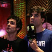 Los Javis sientiendo la llamada