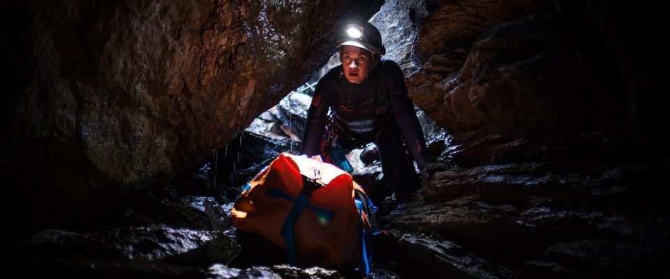 La cueva, descenso al infierno
