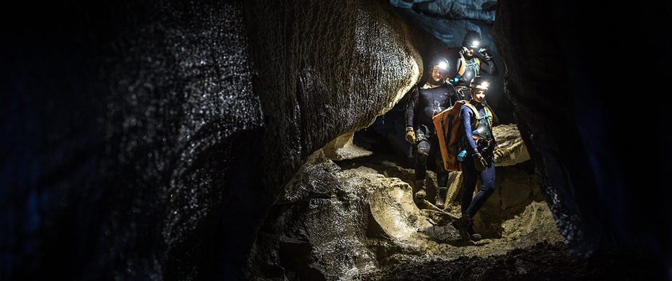 La cueva, descenso al infierno