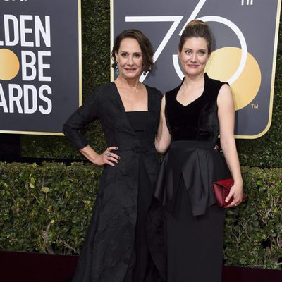 Laurie Metcalf en la alfombra roja de los Globos de Oro 2018