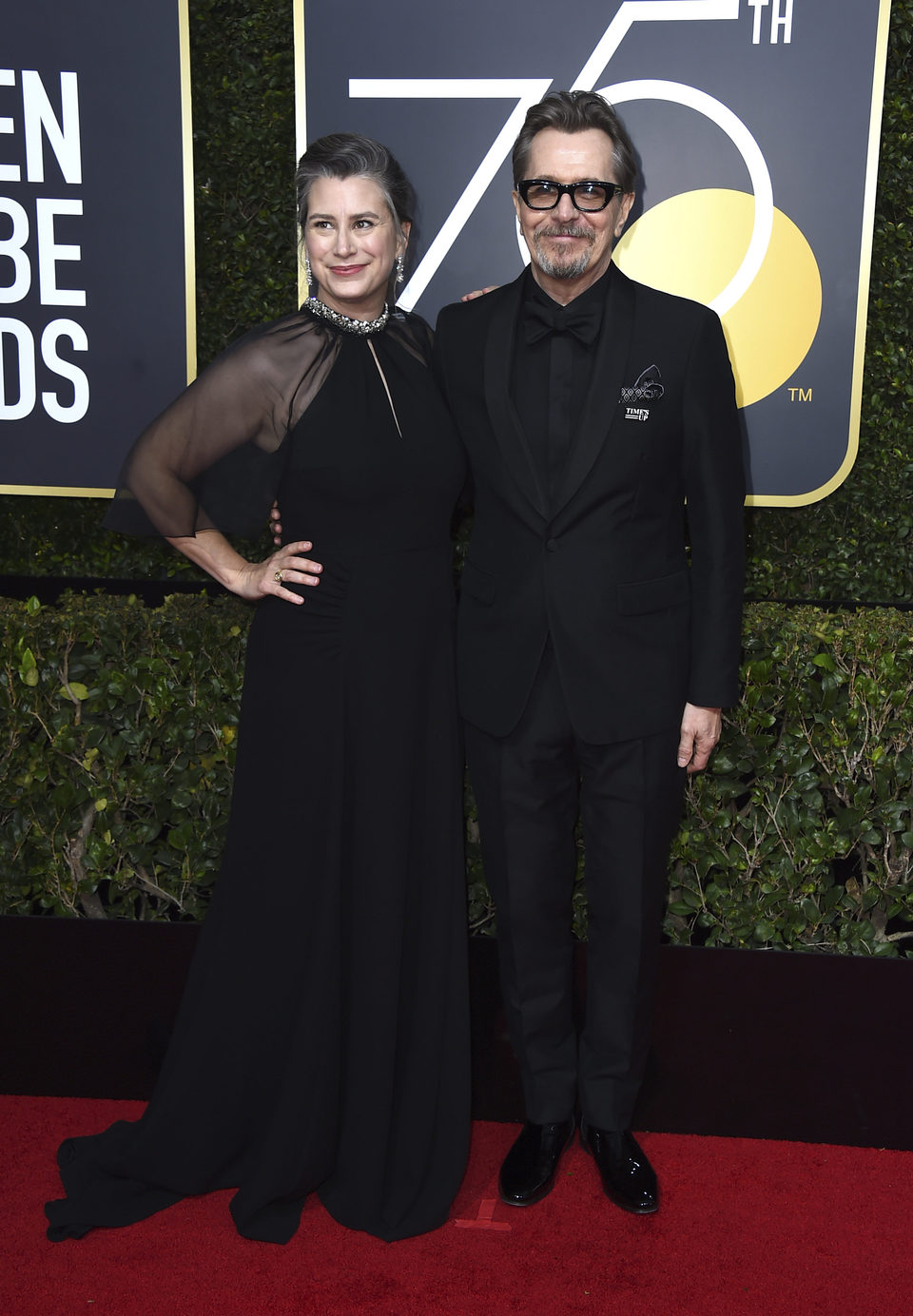 Gary Oldman y su mujer en la alfombra roja de los Globos de Oro 2018