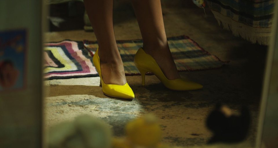 La niña de tacones amarillos