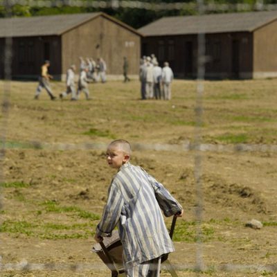 El niño con el pijama de rayas