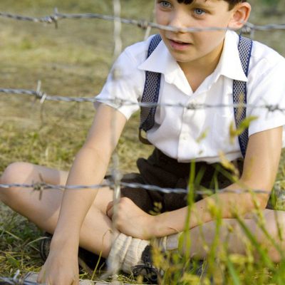 El niño con el pijama de rayas