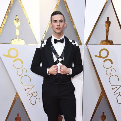 Adam Rippon en la alfombra roja de los Oscar 2018