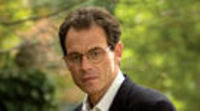 Universal compra los derechos de las novelas de Daniel Silva