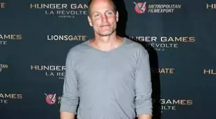 Woody Harrelson se presenta al estreno parisino de 'Sinsajo - Parte 2' en pijama