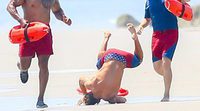 Zac Efron se convierte en meme por su caída en 'Los vigilantes de la playa'