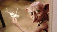 Los fans de 'Harry Potter' llevan calcetines a la escultura de Dobby en Madrid