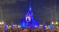 Una multitud de personas se agolpa en el último día de Disney World antes del cierre por el coronavirus