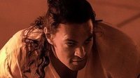 Jason Momoa promociona 'Dune' quitándose barro a manguerazos
