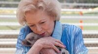 El 'Betty White Challenge' recauda más de 12 millones de dólares para refugios de animales