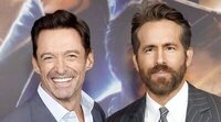 Hugh Jackman y Ryan Reynolds aparcan su guerra y se lanzan piropos en la premiere de 'El proyecto Adam'