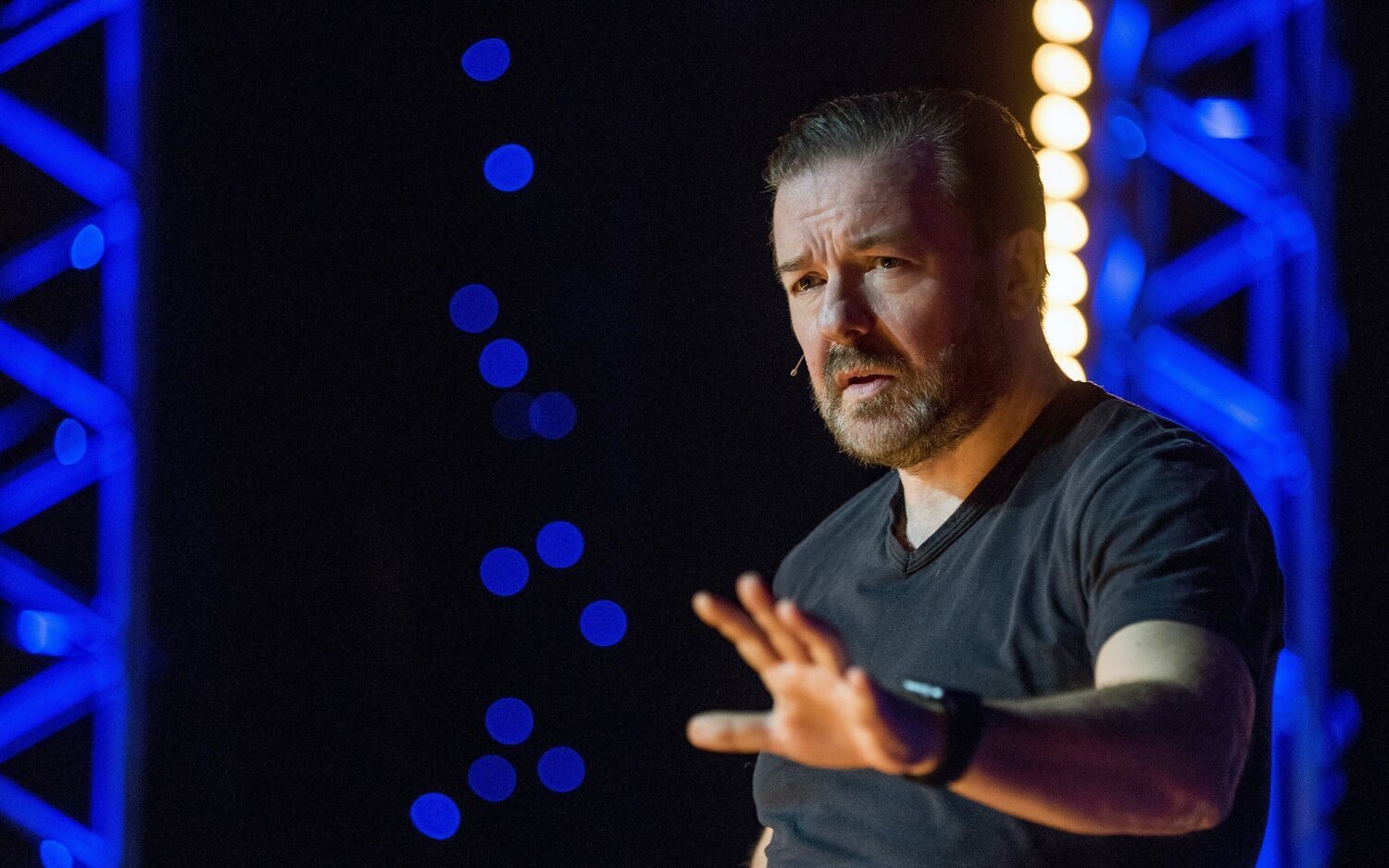 Ricky Gervais se defiende de las críticas por sus chistes antitrans en su nuevo especial para Netflix