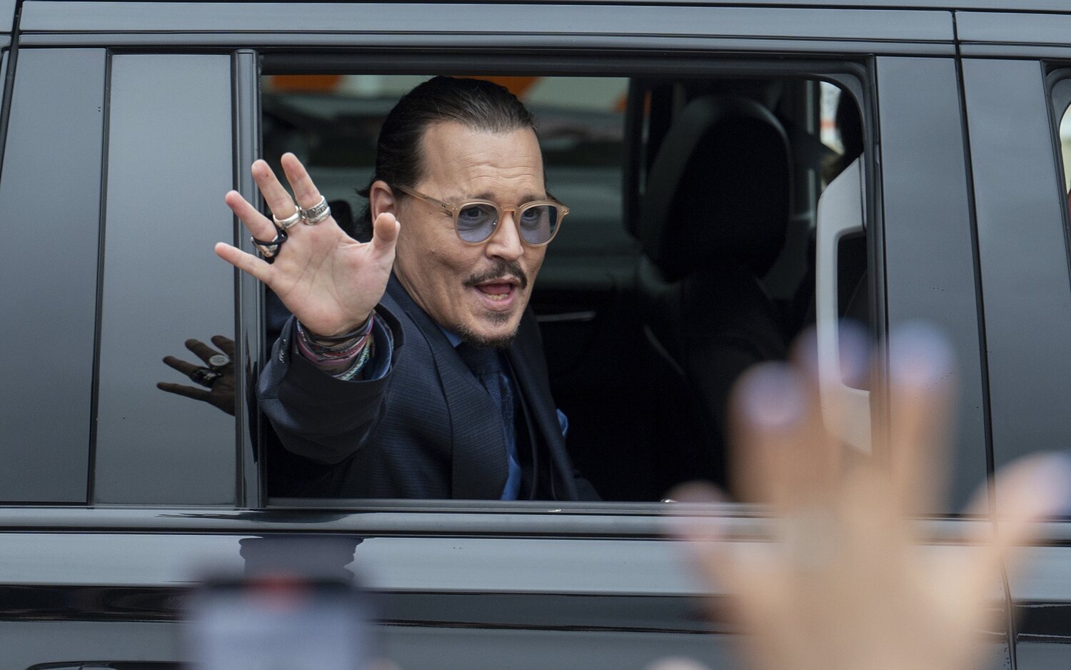 Johnny Depp recibe el veredicto final de su juicio contra Amber Heard desde un pub en Inglaterra