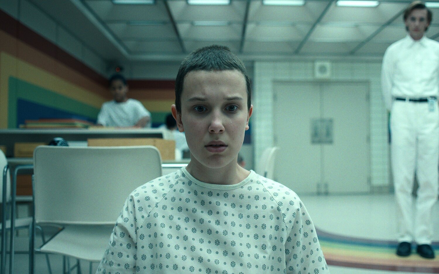 'Stranger Things': Millie Bobby Brown posa con mini-Once en adorables fotos tras las cámaras