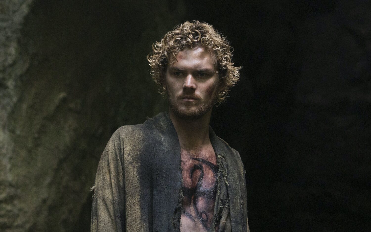 Finn Jones quiere volver como Iron Fist al UCM en una hipotética serie de 'Héroes de Alquiler'
