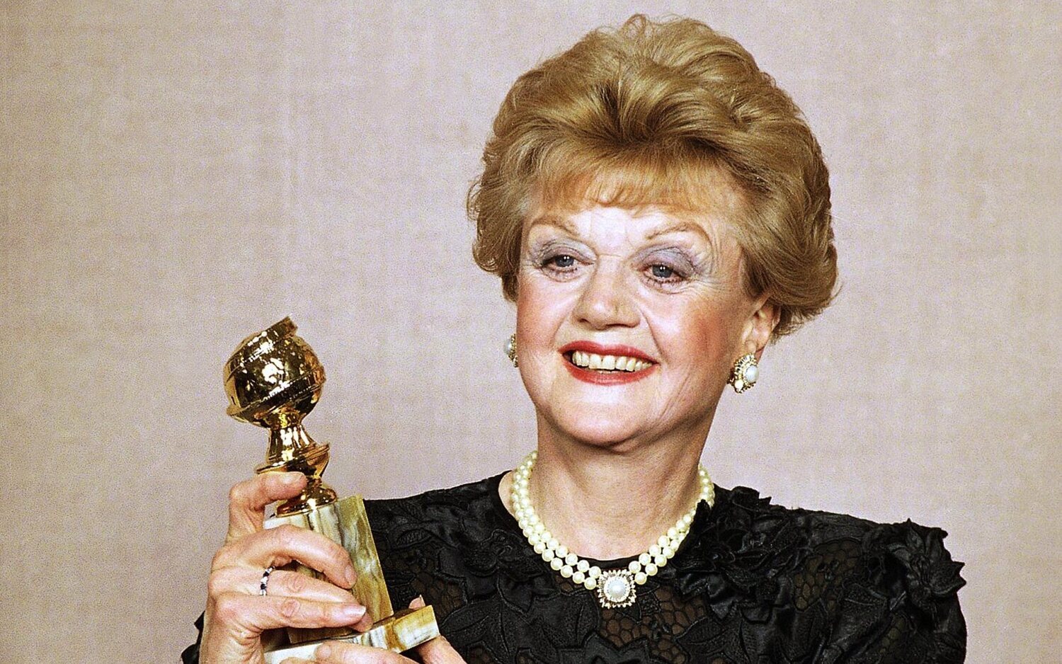 Rian Johnson confirma que Benoit Blanc es gay y habla del papel de Angela Lansbury
