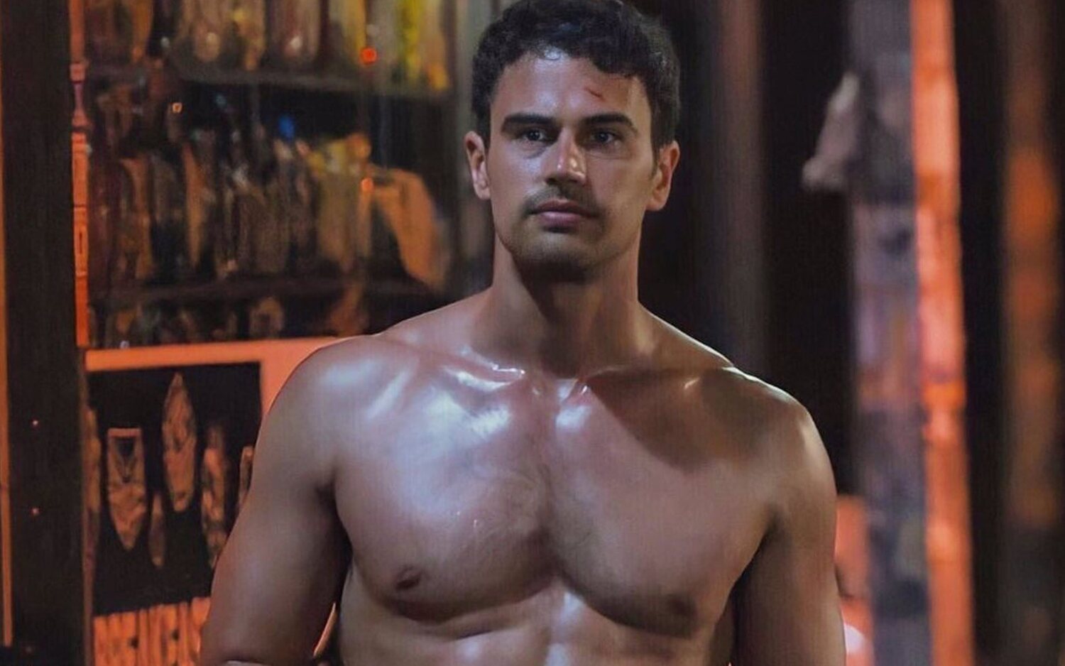 'The White Lotus': Theo James confirma que usó una prótesis "gigantesca" en su desnudo, aunque él quería algo "normal"