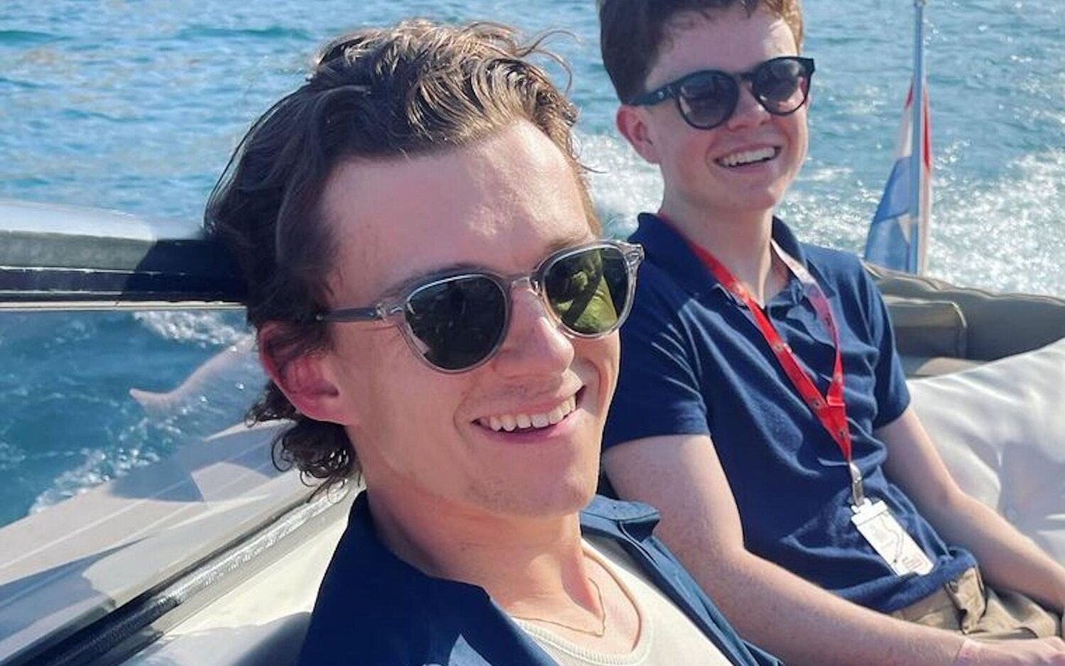Tom Holland tiene un momento muy Peter Parker ondeando la bandera a cuadros del Gran Premio de Mónaco: "¡M*erda!"
