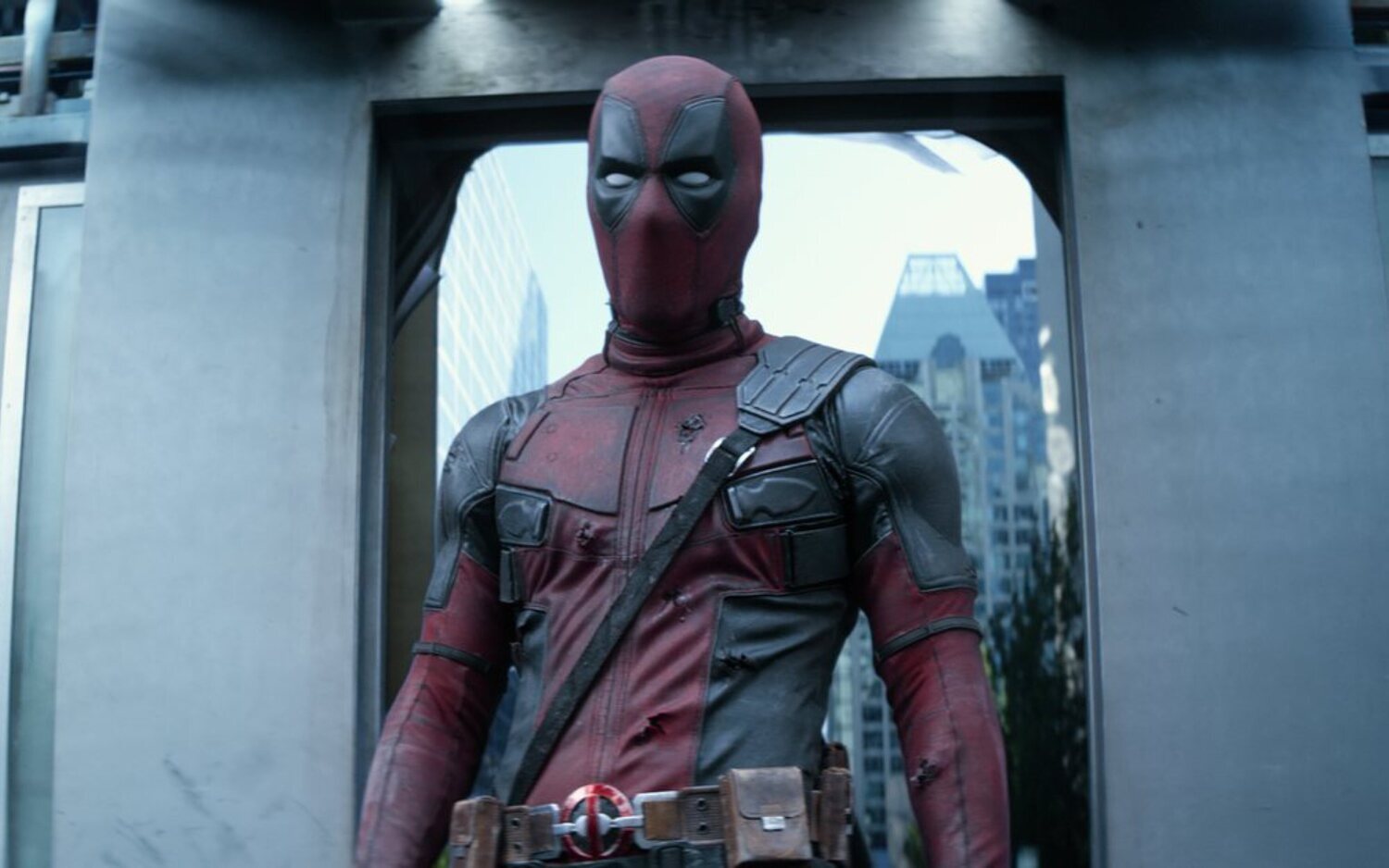 Ryan Reynolds anuncia que se detiene el rodaje de 'Deadpool 3' con una foto de Wolverine levantando el puño
