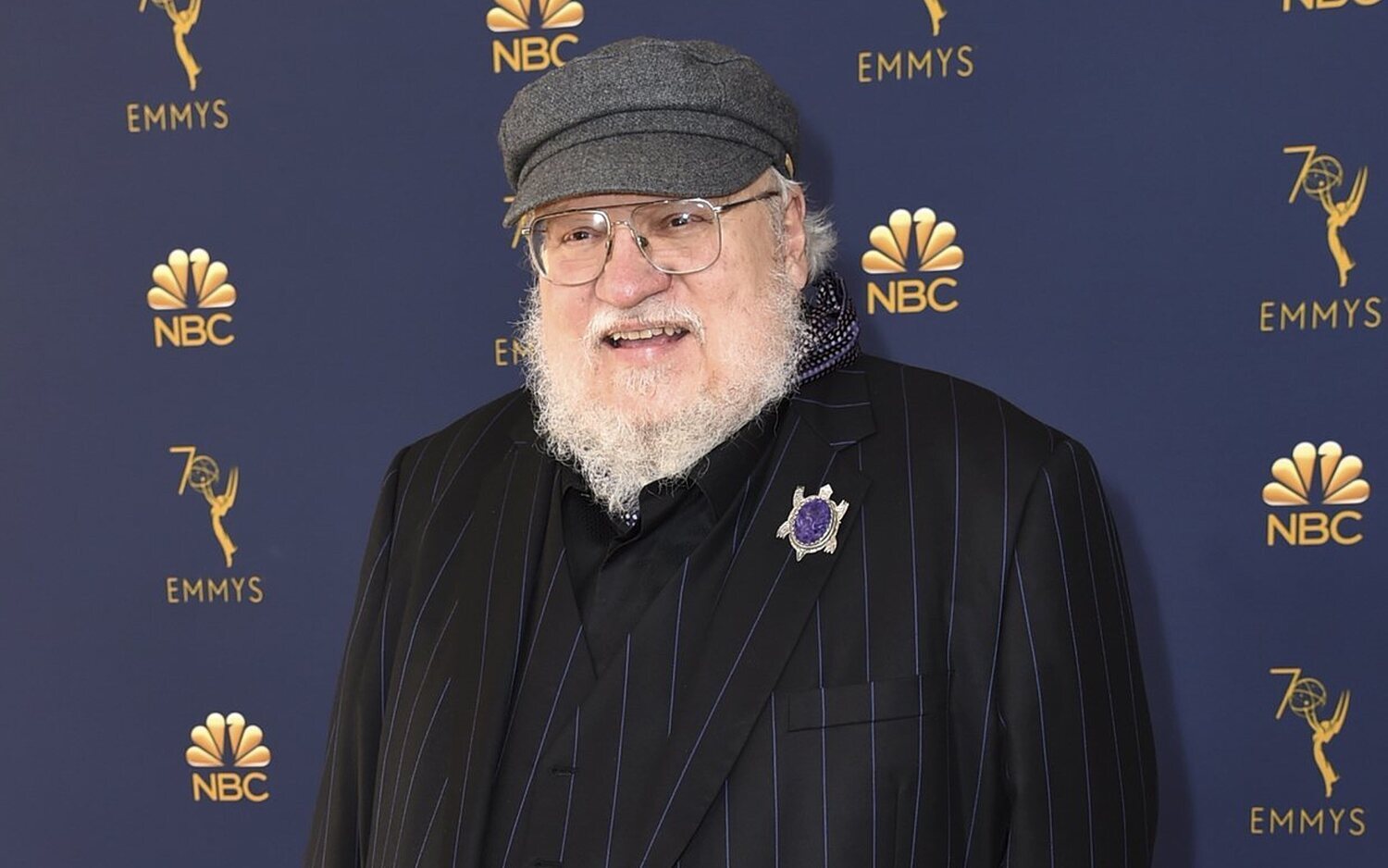 El fantástico look rosa con el que George R.R. Martin ha ido al cine a ver 'Barbie'