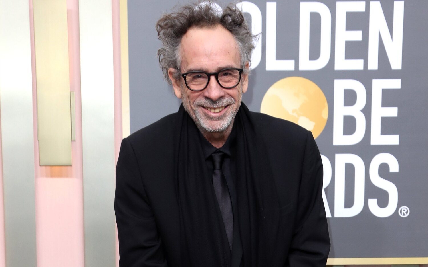 Tim Burton en la alfombra roja de los Globos de Oro 2023