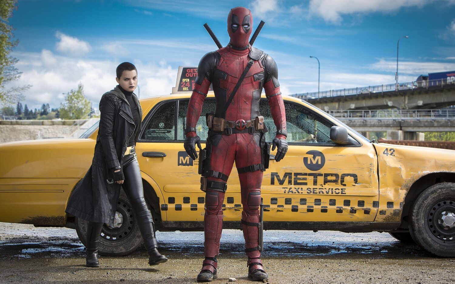 Brianna Hildebrand y Ryan Reynolds en 'Deadpool'