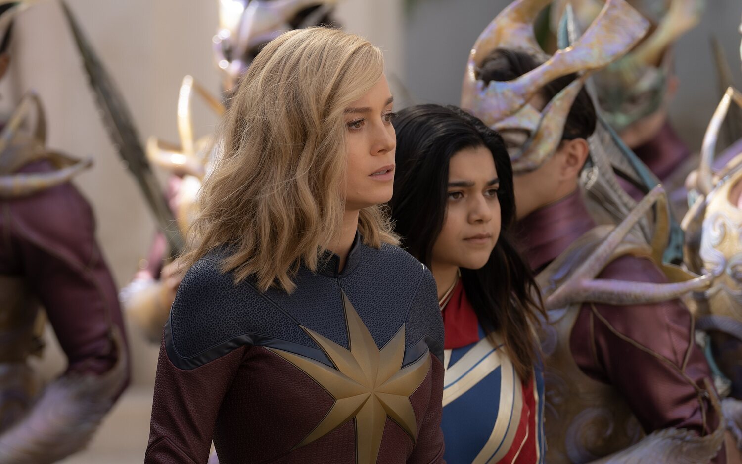 Brie Larson e Iman Vellani en 'The Marvels'.