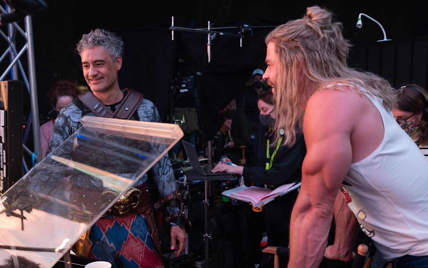 Taika Waititi y Chris Hermsworth en el rodaje de 'Thor: Love and Thunder'