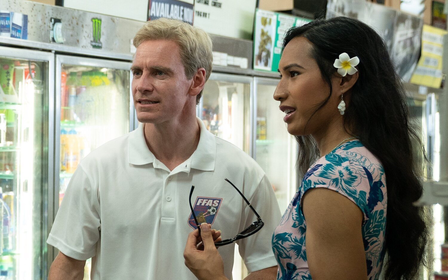 Michael Fassbender y Kaimana en el rodaje de 'El peor equipo del mundo'