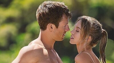 Glen Powell se desnuda para dar las gracias por el éxito de 'Con Todos Menos Contigo'