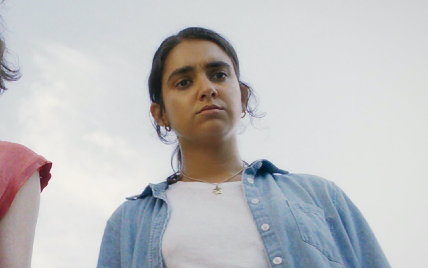 Geraldine Viswanathan protagoniza 'Dos chicas a la fuga'
