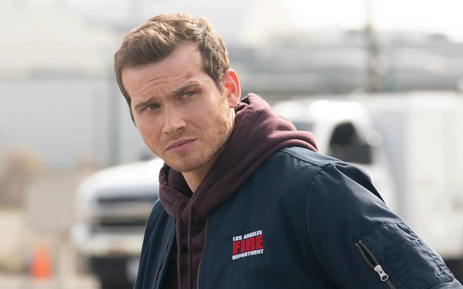 Oliver Stark como Buck en '9-1-1'