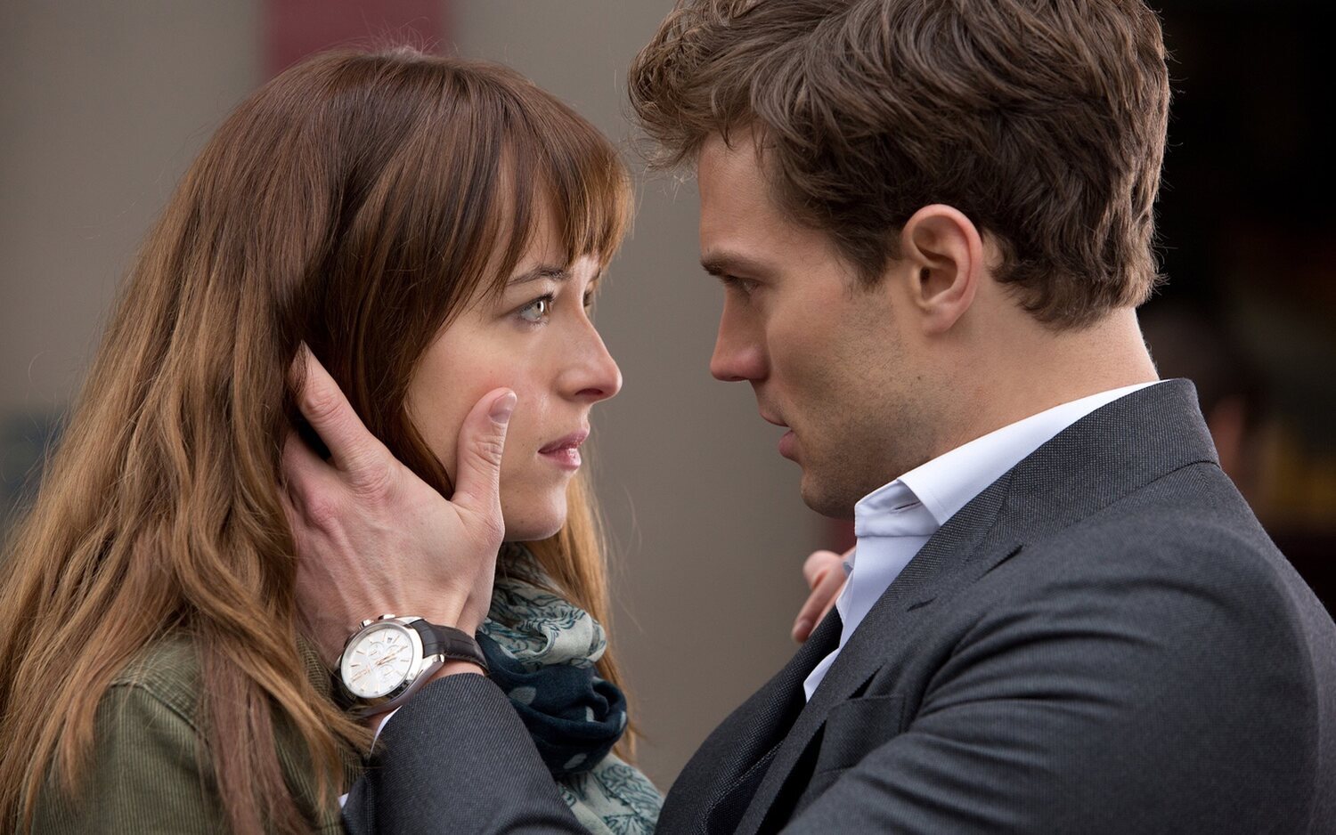 Dakota Johnson como Anastasia Steele y Jamie Dornan como Christian Grey en 'Cincuenta sombras de Grey'