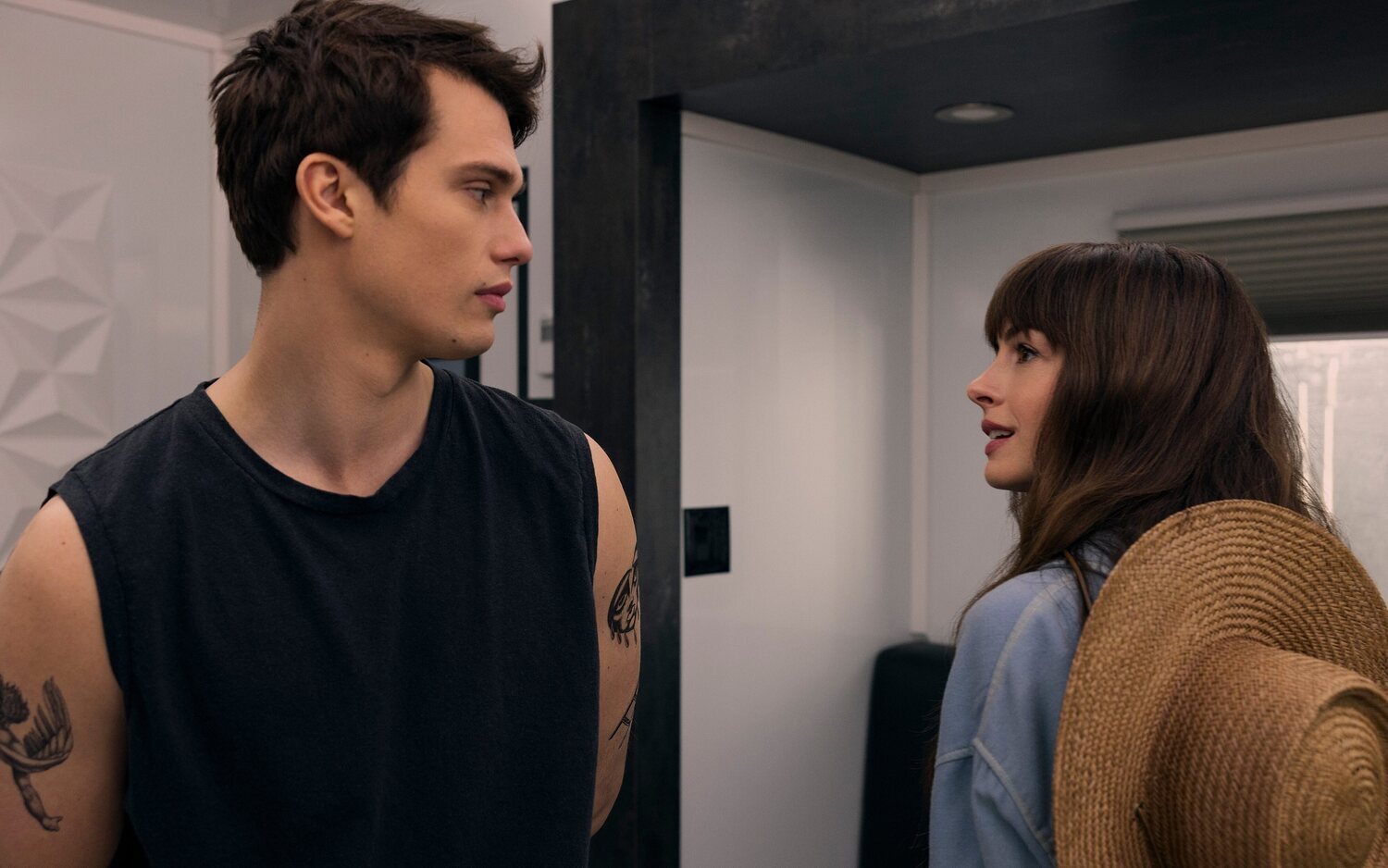 Anne Hathaway y Nicholas Galitzne en 'La idea de tenerte'
