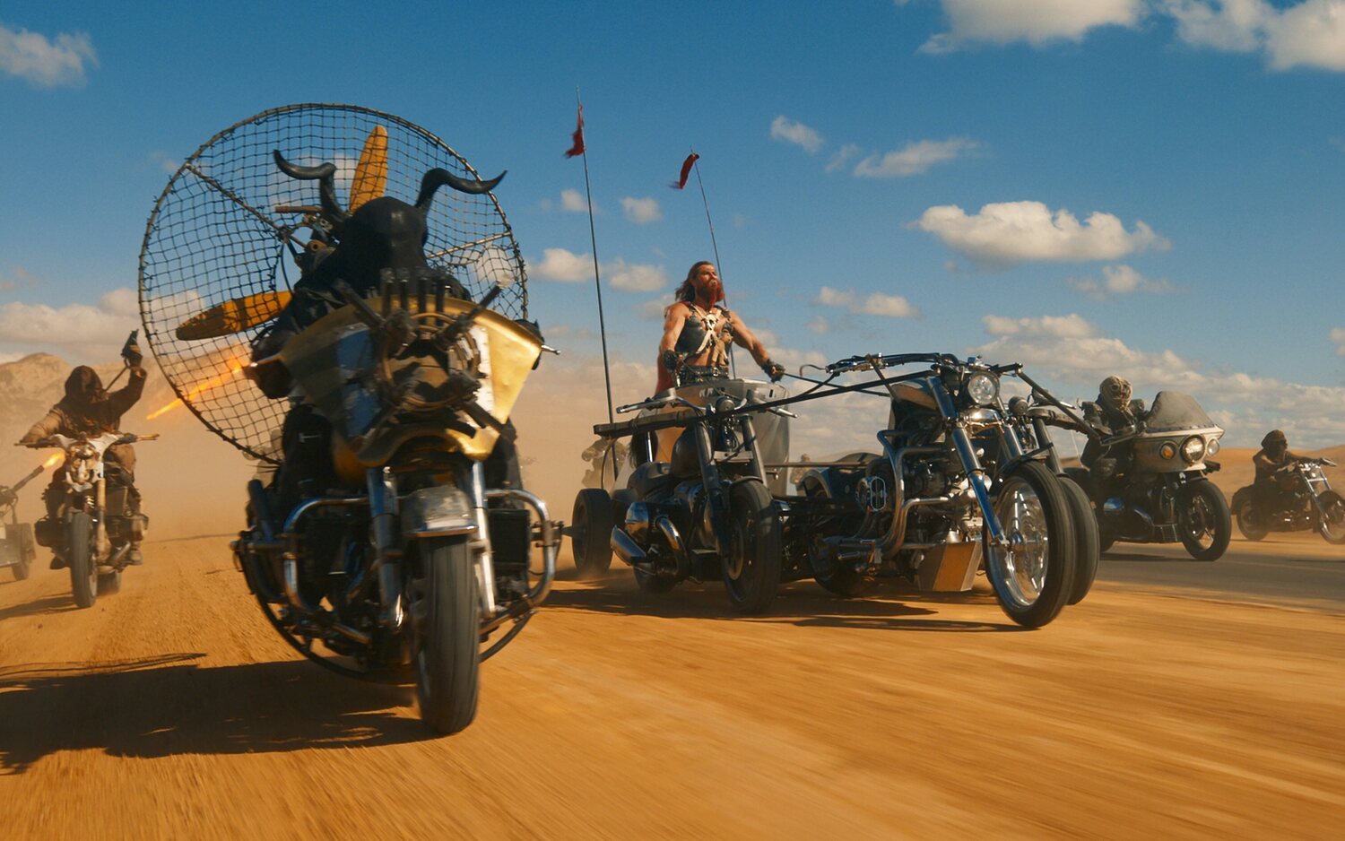 Chris Hemsworth en su moto-cuadriga