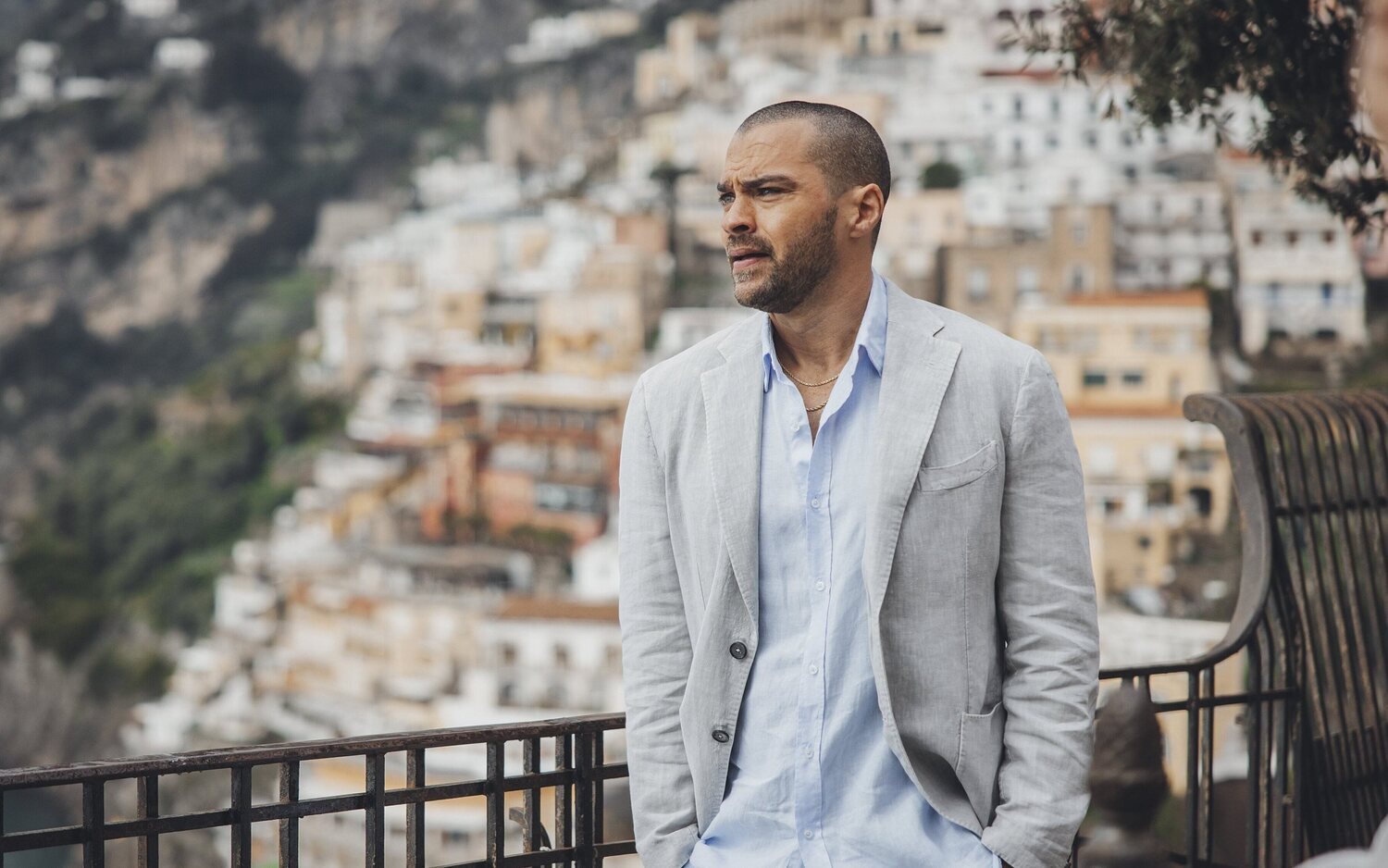 Jesse Williams es Daniel De Luca en 'Hotel Costiera'