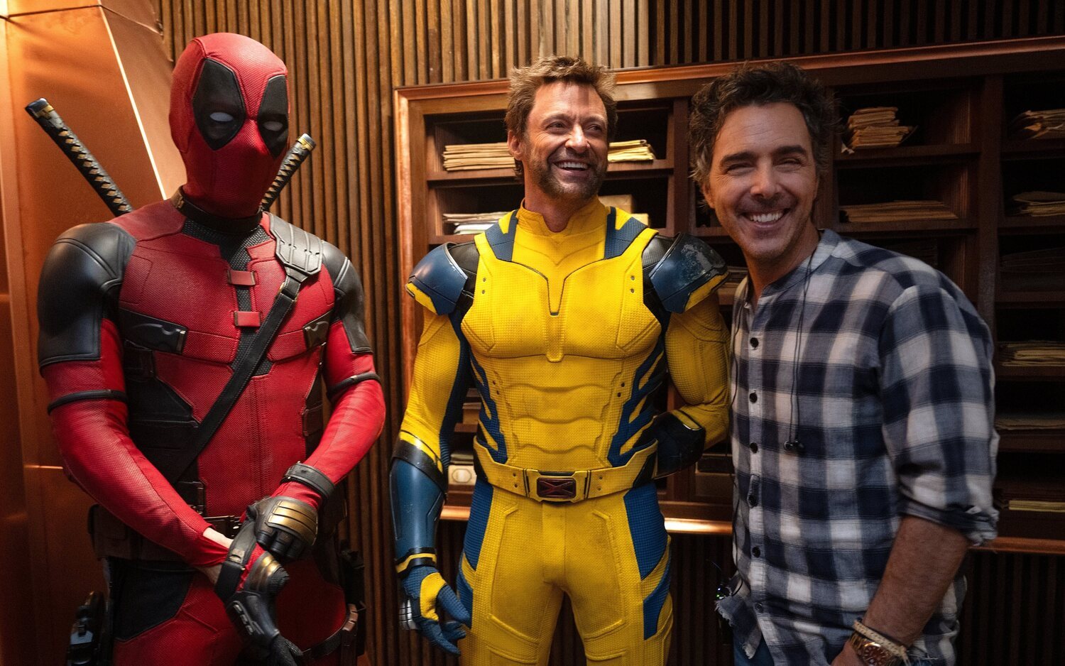 Shawn Levy con Hugh Jackman y Ryan Reynolds en el rodaje de 'Deadpool y Lobezno'