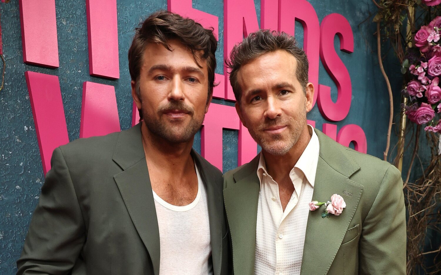 Ryan Reynolds interroga a un incómodo Brandon Sklenar, el interés