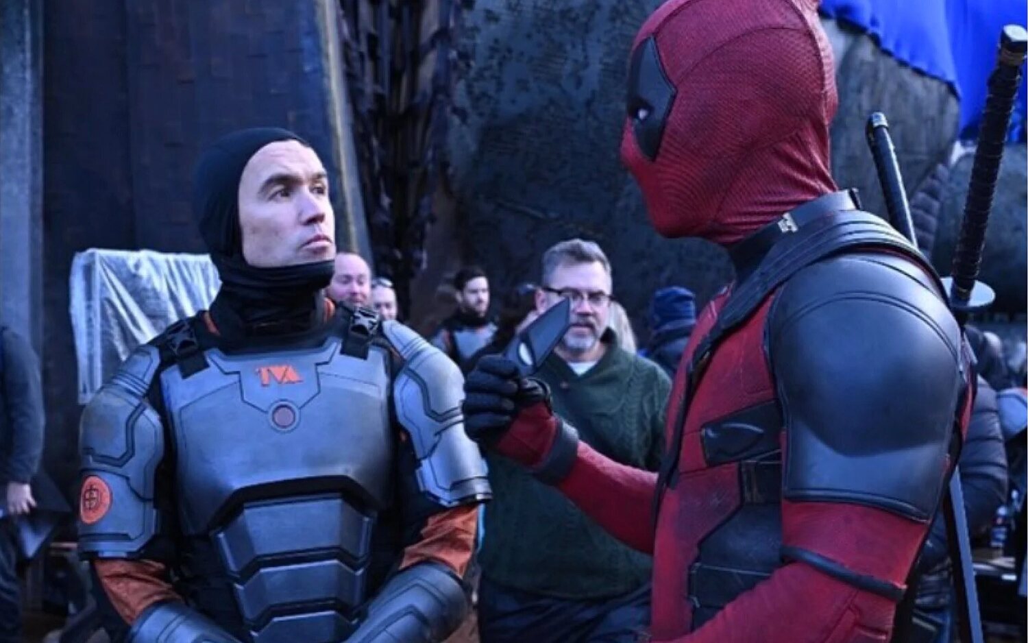 Rob McElhenney y Ryan Reynolds en 'Deadpool y Lobezno'