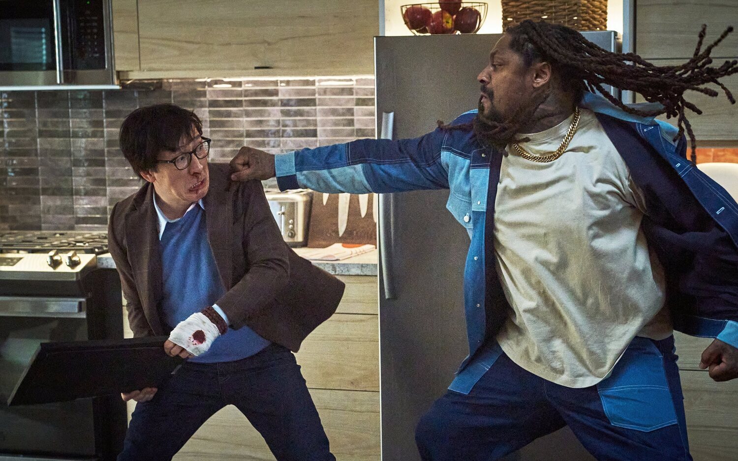 Ke Huy Quan y Marshawn Lynch en 'Este amor sí que duele'
